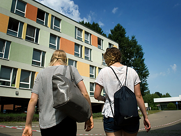 zwei junge Frauen mit Rucksack