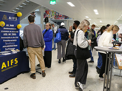 Infostand der AIFS und Studierende