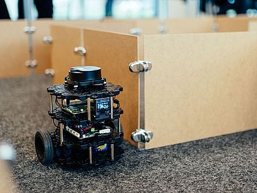 A little Roboter in a Maze