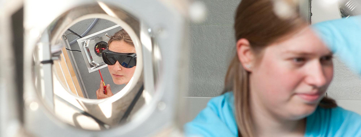 Ausrichtung, Kultur und Prozesse Wissenschaftlerin bei der Arbeit