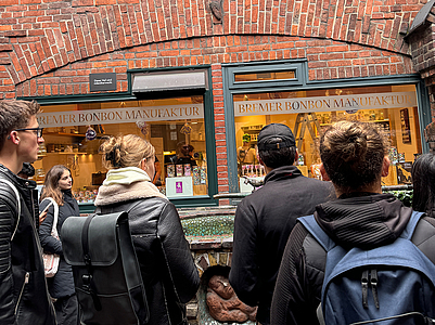 Austauschstudierende in der Böttscherstraße in Bremen