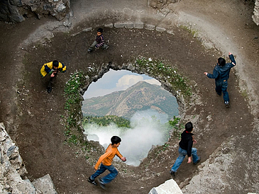 Still aus Sedat Akdoğan’s Videotrilogie About Dry Land and Soft Clouds, 2021