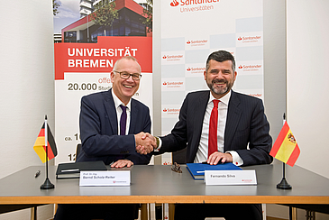 Rektor Bernd-Scholz Reiter und Fernando Silva bei der Vertragsunterzeichnung