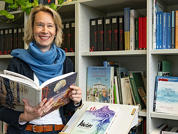 Prof. Dr. Karen Struve vor einem Bücherregal in ihrem Büro