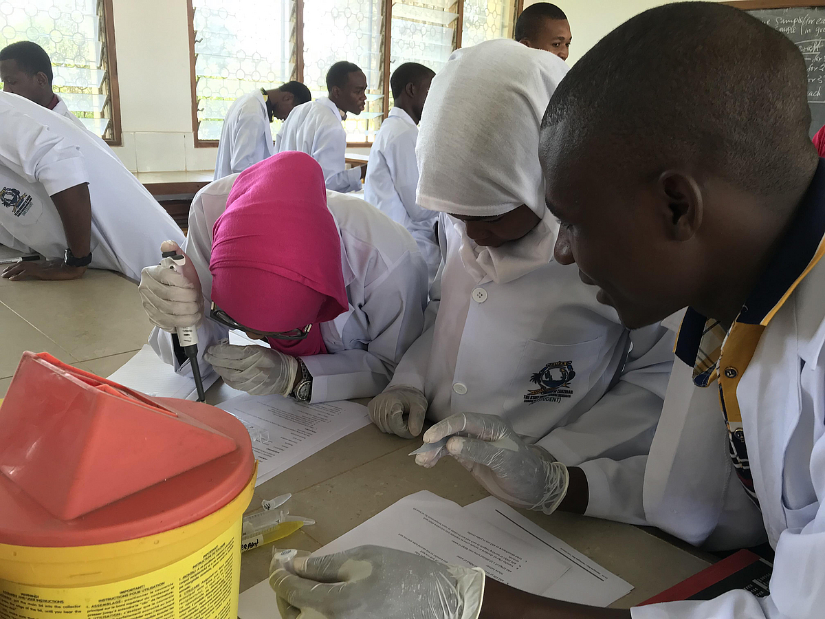 Studierende erproben ihr Wissen Studierende erproben ihr erlerntes Wissen.