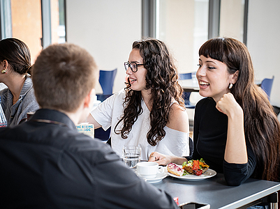 Internationale Studierende beim Begrüßungsfrühstück in der Mensa