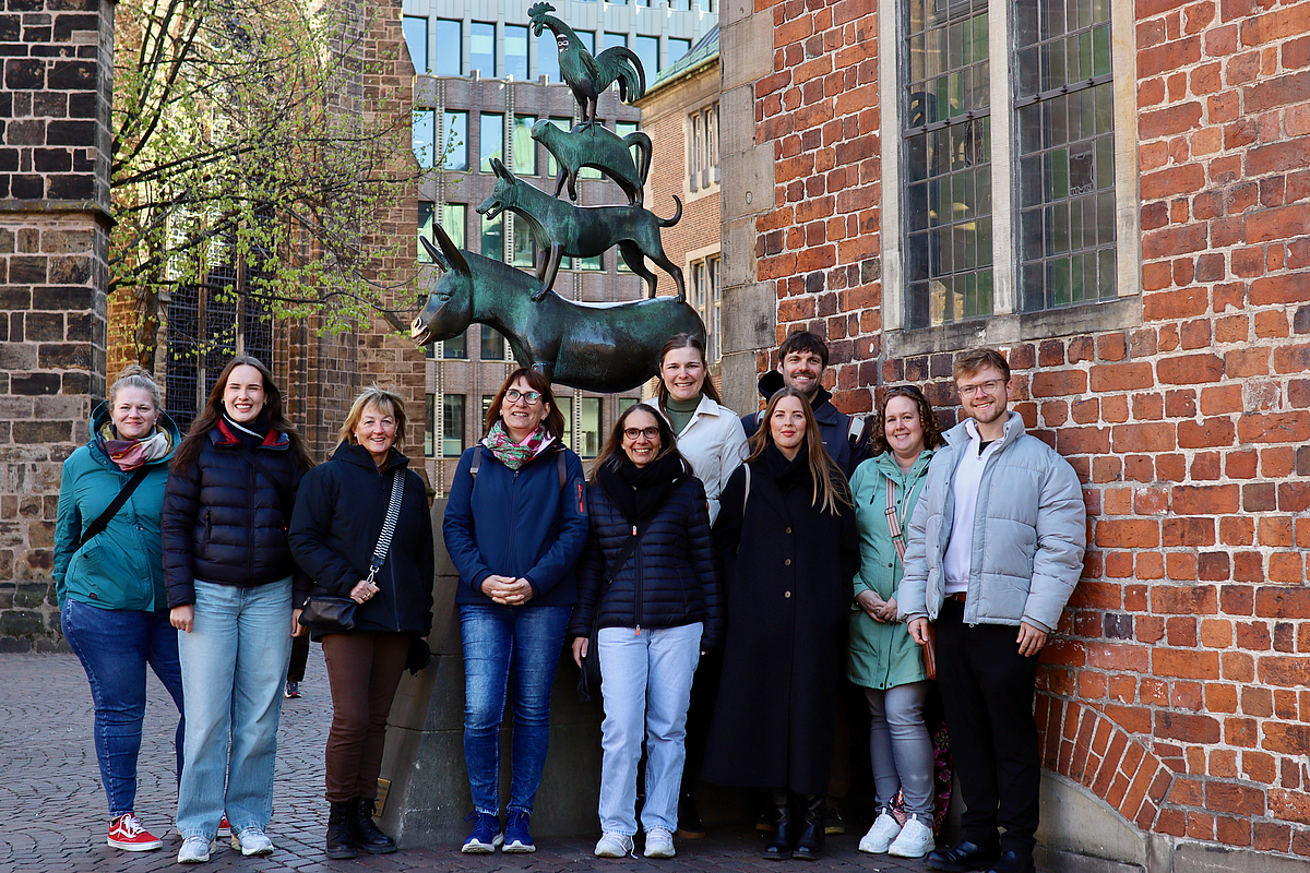 Besuch bei den Bremer Stadtmusikanten Eine Gruppe steht vor den Bremer Stadtmusikanten.