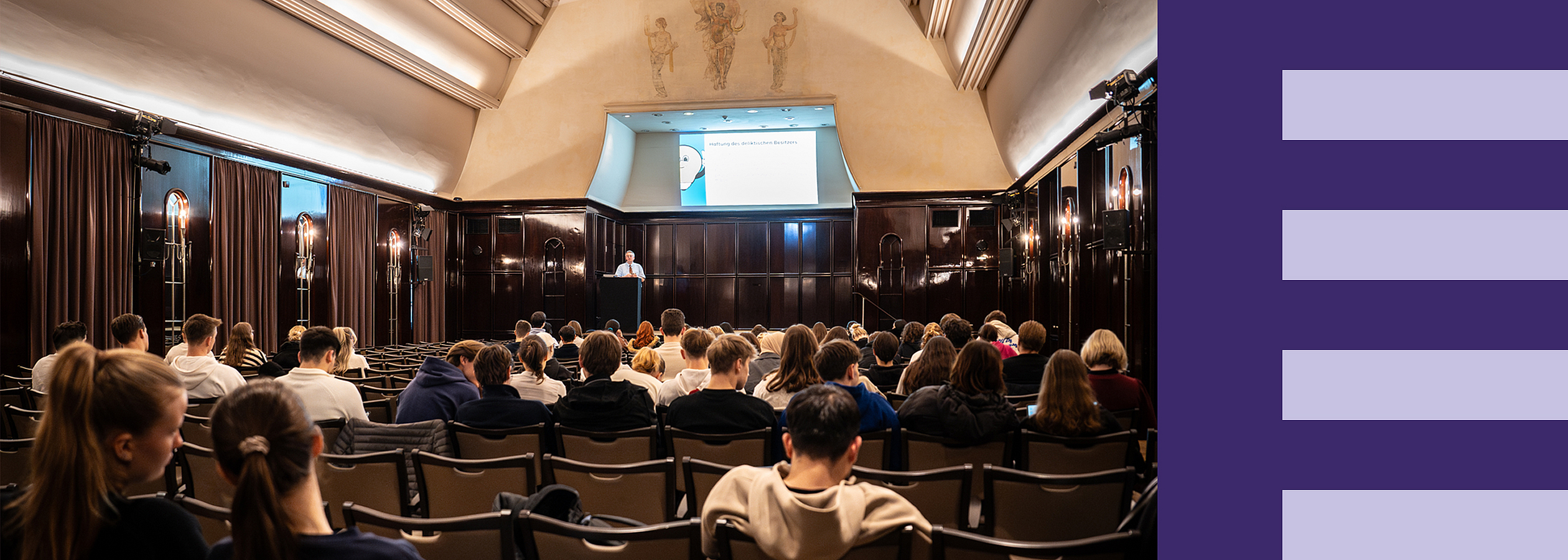 Blick in den kleinen Saal der Bremer Glocke, auf Stuhlreihen verteilt sitzen junge Frauen und Männer