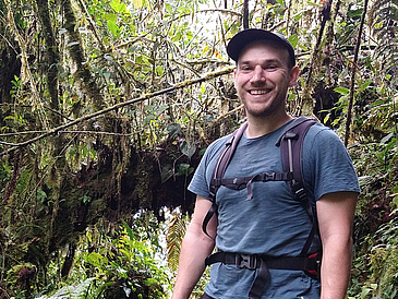 Georg Pesch am lächeln im Wald