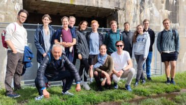 Gruppenbild vor dem Bunker