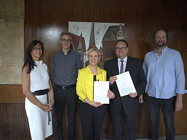 Von links: Carola Heilemann-Jeschke (Abteilungsleiterin "Digitalisierung" beim Senator für Finanzen), Dr. Martin Hagen (Staatsrat beim Senator für Finanzen), Prof. Dr. Jutta Günther (Rektorin Universität Bremen), Finanzsenator Björn Fecker, Professor Björn Niehaves (Leiter der Arbeitsgruppe „Digitale Transformation öffentlicher Dienste“).