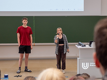 Zwei Studierende erzählen auf der Bühne von Ihre Mathestudium und stehen für Fragen zur Verfügung