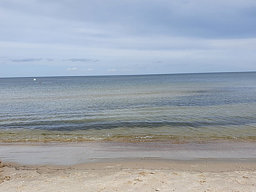 Meer Wellenschlagendes Wasser und bewölkter Himmel