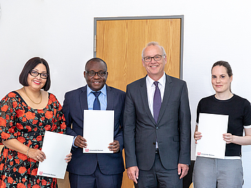 Professorin Rozena Maart, Professor Alex Makulilo, Rektor Professor Bernd Scholz-Reiter und Dr. Natascha Zaun (v.l.)