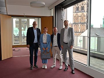 Mayor Andreas Bovenschulte together with Anja Stöckl (consultant to the Director of Finance and Administration at the University of Bremen), Benjamin Krohne (Project Manager / authorized signatory NORD/FM, Norddeutsche Facility - Management GmbH), Udo Buskamp (Managing Director BLB/Immobilien)