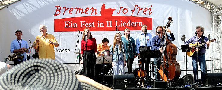 Bühne von "Bremen so frei" mit der verstärkten Crew
