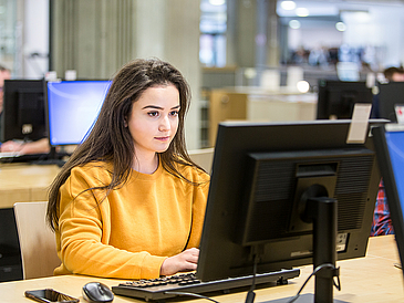 Symbolfoto Studentin am Computer