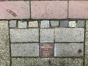 Bild von einem Gedenk-Stolperstein im Pflaster