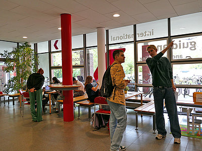 Studierende beraten Incomings im Foyer des VWGs