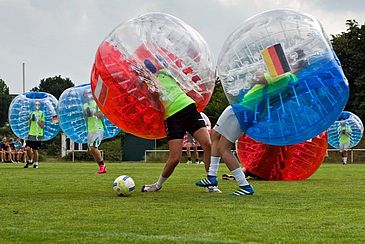 Drei Spieler in Bubble-Ball-Ausrüstung
