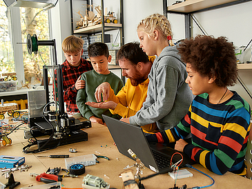 Kinder im FabLab. © Svitlana/ Adobe Stock