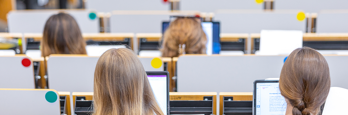 Studierende während einer Vorlesung im Hörsaal