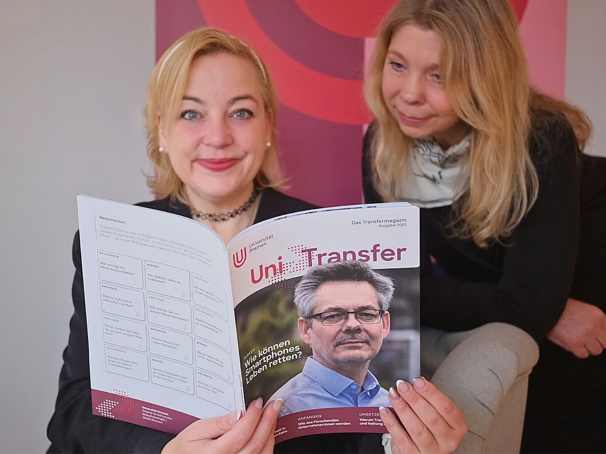 Kein Titel (550 x 367 mm) - 1 Zwei Frauen lesen die Zeitschrift "UniTransfer"