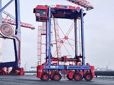 Die ersten umweltfreundlichen Hybrid-Van-Carrier im Hamburger Hafen fahren auf dem HHLA-Terminal Tollerort (CTT), hergestellt von Konecranes Noell.