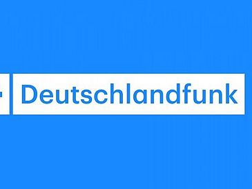 Weißes Logo des Deutschlandfunk auf blauem Untergrund.