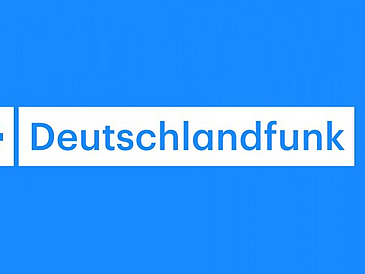 Weißes Logo des Deutschlandfunk auf blauem Untergrund.