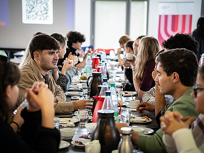 Internationale Studierende beim Begrüßungsfrühstück in der Mensa