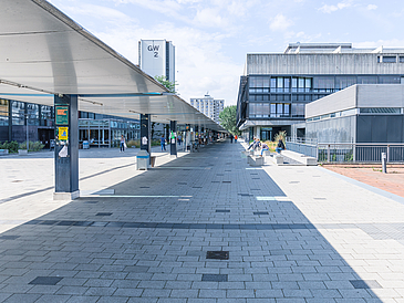 Der Universitäts-Boulevard mit der Bibliothek im Hintergrund.