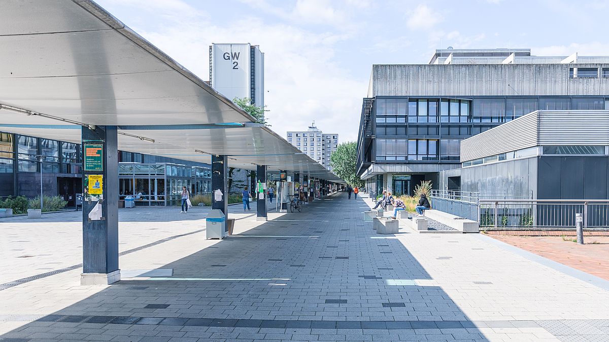 Boulevard mit Bibliothek Der Universitäts-Boulevard mit der Bibliothek im Hintergrund.