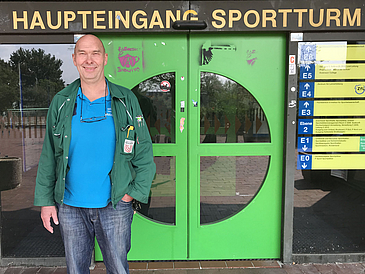 Günther Süllow in front of the "Sportturm"