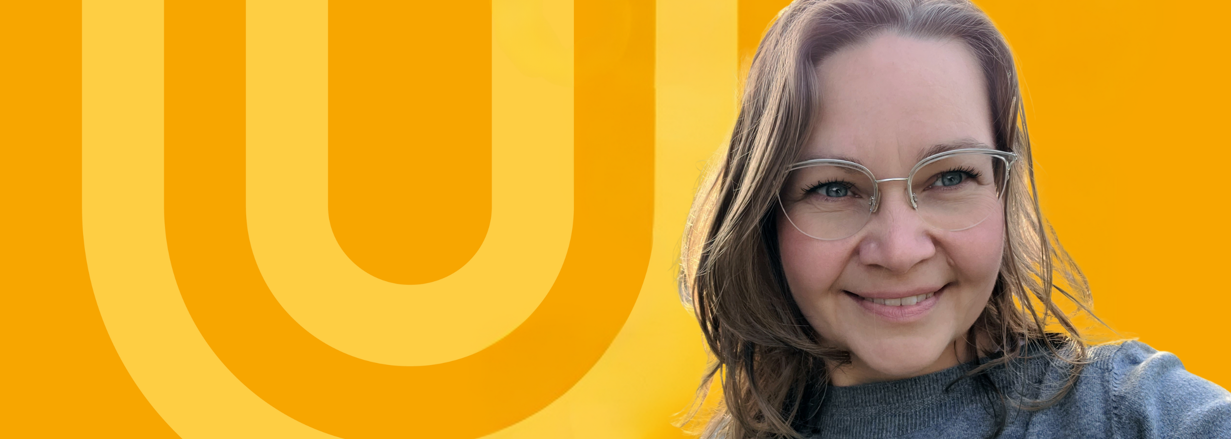 Portrait photo of Sabine Plundrich in front of a yellow graphic with the university logo.