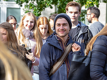 Studierende im Fokus während einer Campusführung