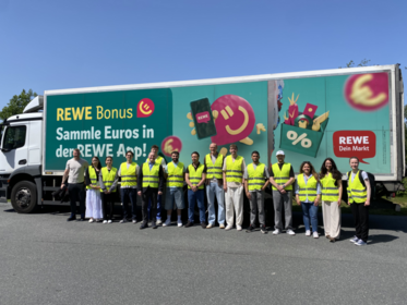 Gruppenbild: Studierende vor REWE-LKW