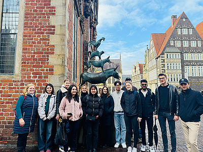 Studierende auf dem Markt in Bremen