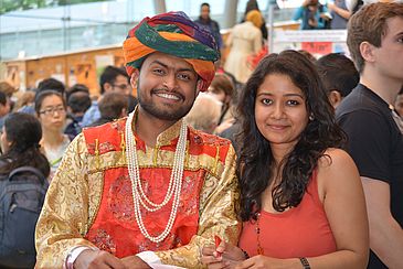 Junger Mann und junge Frau in indischen Gewändern