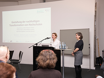 Foto des Vortrages “Governance, Netzwerke und Praktiken“, geführt von Sigrid Kannengießer und Wiebke Hayen.