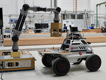 Der am DFKI entwickelte modulare Manipulatorarm übergibt das Nutzlastmodul über eine multifunktionale Schnittstelle an den Rover HUNTER SE.