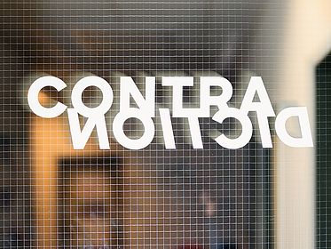 Bild von einer Tür mit der Aufschrift "Contradiction"