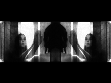 filmstill s/w Frauenkopf von hinten auf beiden Seiten gespiegelt