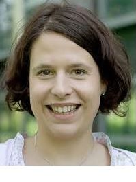 Porträt einer lächelnden Frau mit dunkelbraunen kinnlangen Haaren