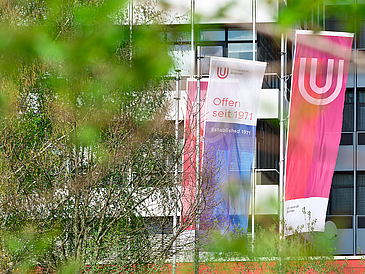 Flaggen der Universität Bremen vor dem MZH.