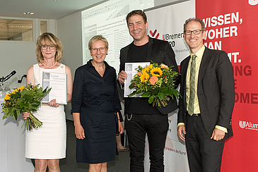 Preisträgerin Iris Pigeot, Wissenschaftssenatorin Eva Quante-Brandt, Preisträger Andreas Fischer-Lescano und Konrektor Andreas Breiter (v.l.n.r.)