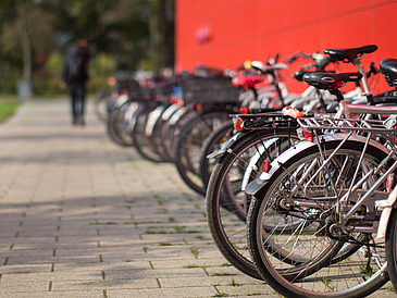 Fährräder im Fahrradständer.