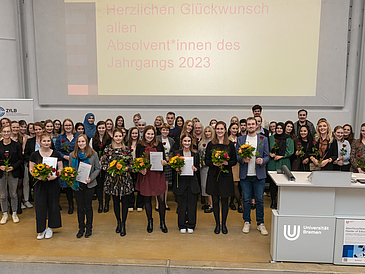 Etwa neunzig Absolvent:innen nahmen an der feierlichen Verabschiedung im großen Hörsaal der Universität teil, die seit einigen Jahren durch das Zentrum für Lehrerinnen-/Lehrerbildung und Bildungsforschung (ZfLB) ausgerichtet wird.