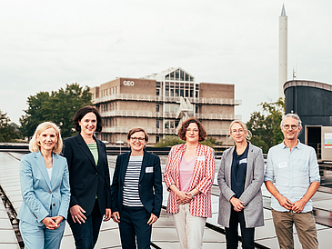 Senatorin Kathrin Moosdorf (2. von links) mit Universitätsrektorin Professor Jutta Günther (links) sowie (von links nach rechts) Dr. Britta Lüder (Konrektorin für Forschung und Transfer, Hochschule Bremen), Dr. Antje Stephan (Kanzlerin, Hochschule für Künste Bremen), Prof. Dr. Rabea Diekmann (Konrektorin für Forschung, Transfer und Weiterbildung, Hochschule Bremerhaven) und Prof. Dr. Marko Rohlfs (Projektkoordinator BreGoS, Universität Bremen).