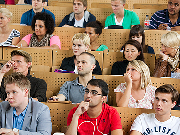 Studierende sitzen im Hörsaal.